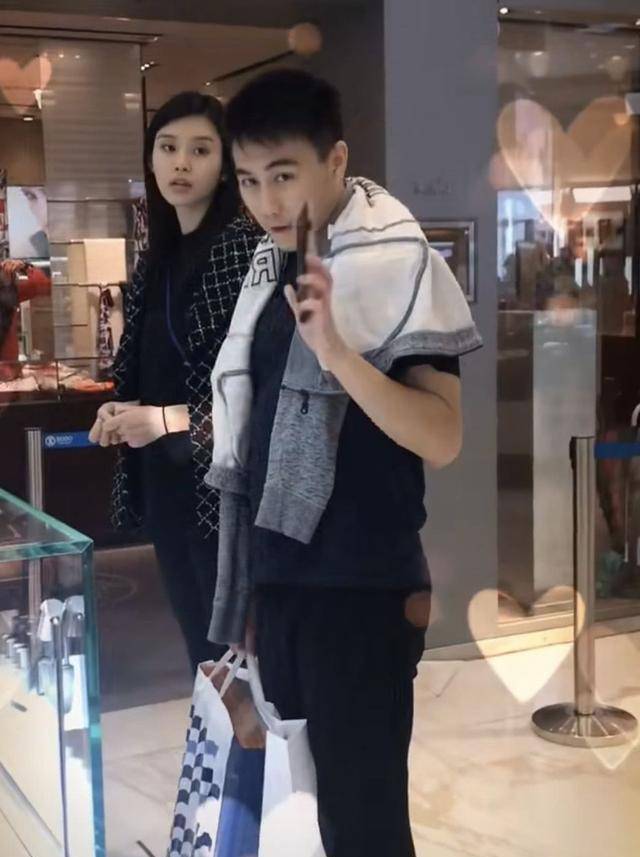 何猷君求婚最新，小巷深处的浪漫奇遇与独特小店中的求婚故事