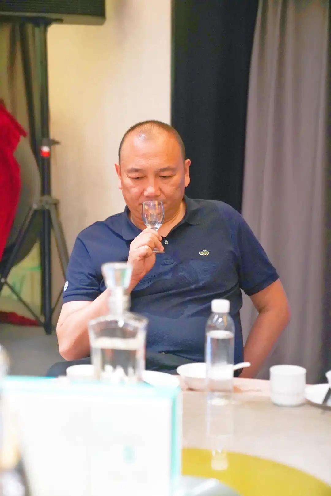巨野科技新品亮相，引领未来生活新潮，震撼登场！